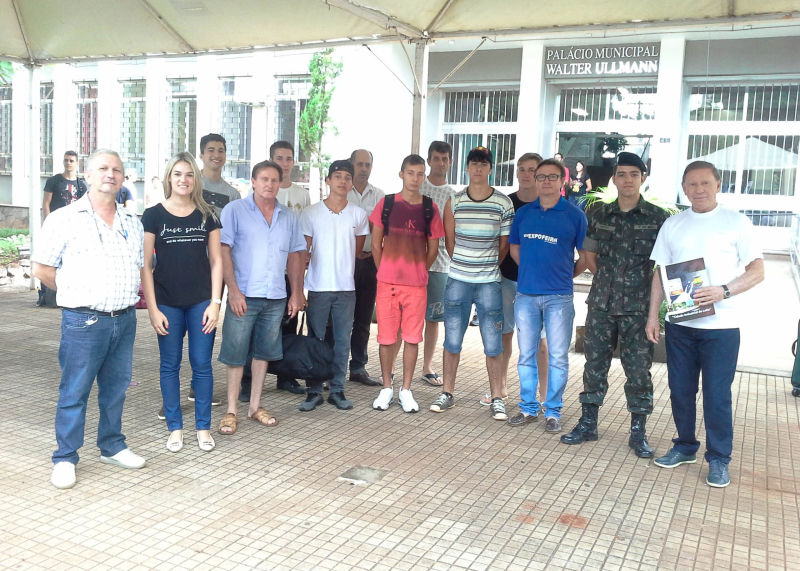 EXECUTIVO ACOMPANHA EMBARQUE DE CONSCRITOS À ITAQUI